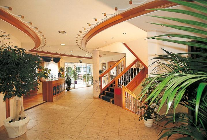 Hotel Maria Theresia Silandro Exterior foto