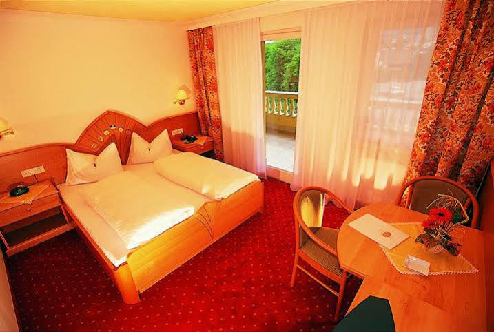 Hotel Maria Theresia Silandro Exterior foto